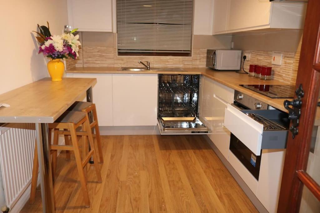 Entire -4 Bedrooms Detached House With Driveway Nottingham Exterior foto